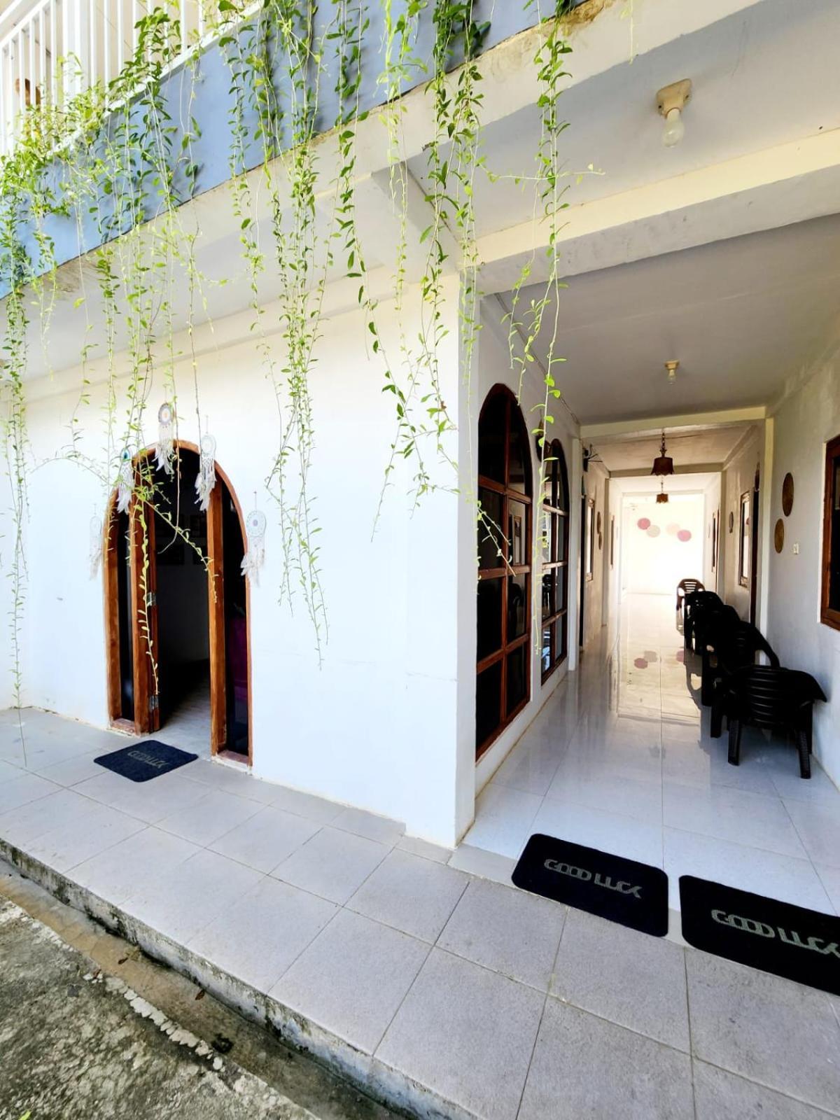 D'Flora Homestay Labuan Bajo Exterior foto