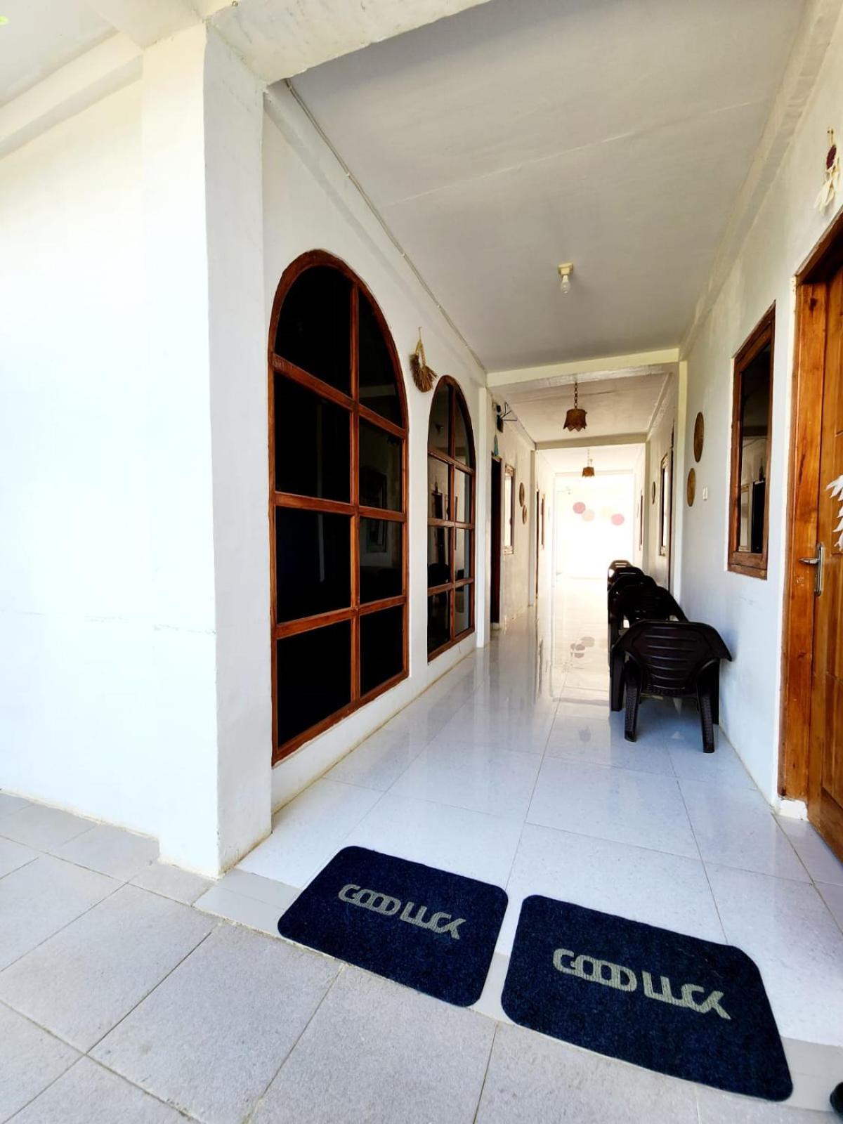 D'Flora Homestay Labuan Bajo Exterior foto