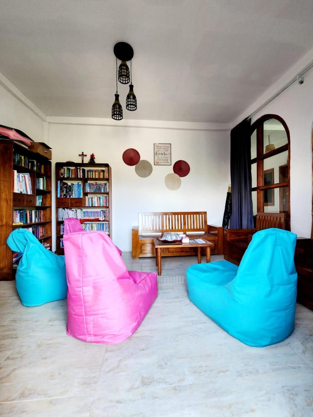D'Flora Homestay Labuan Bajo Exterior foto
