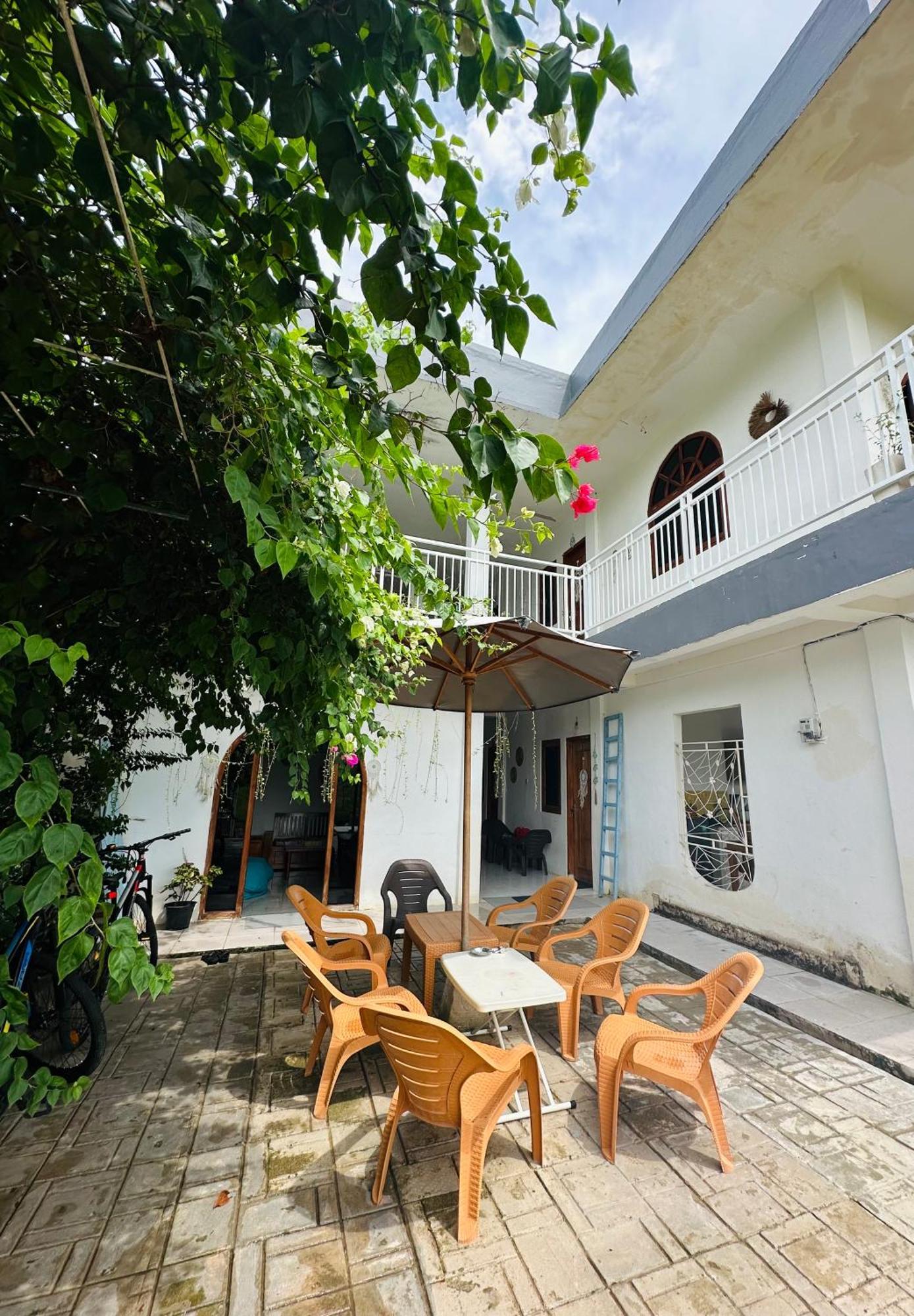 D'Flora Homestay Labuan Bajo Exterior foto