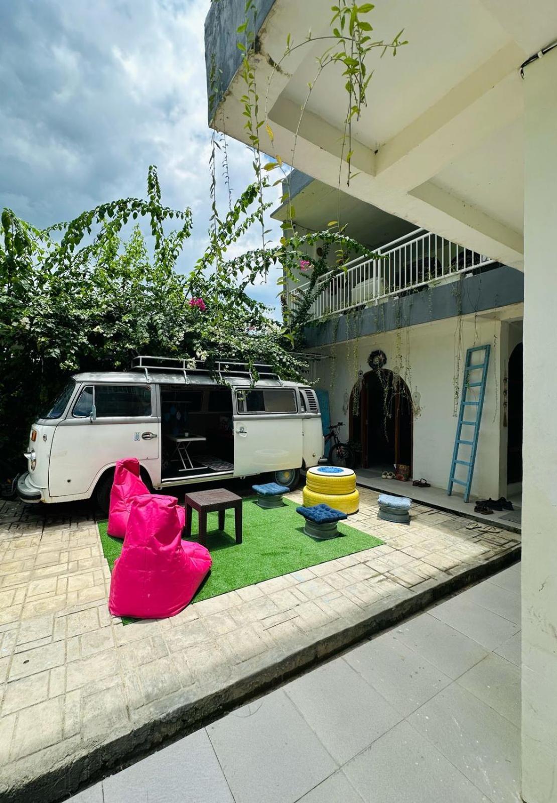 D'Flora Homestay Labuan Bajo Exterior foto